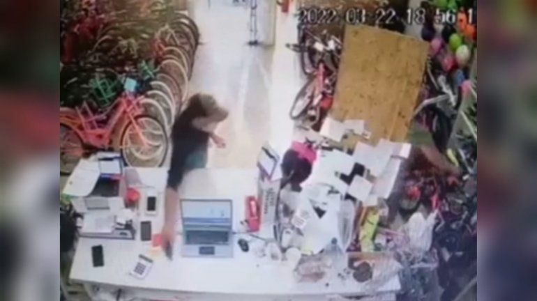 Video: manoteó un celular, mientras le mostraban una bicicleta