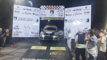 Una imagen de la largada simbólica del Rally Ciudad de Cipolletti 2026. Mucha gente asistió al evento en el centro cipoleño.