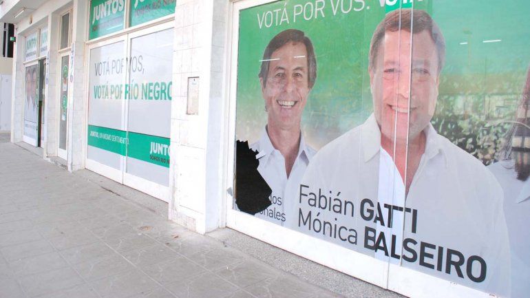 Rompieron los vidrios y destrozaron el local de Juntos Somos Río Negro
