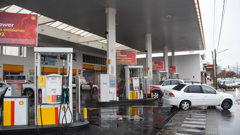 Una buena, el Gobierno posterga el aumento de los combustibles