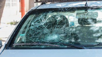 un militante de ate destrozo un patrullero de la policia