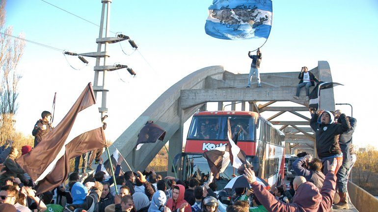 Postal imborrable en el puente tras ganarle a Independiente en Neuquén.