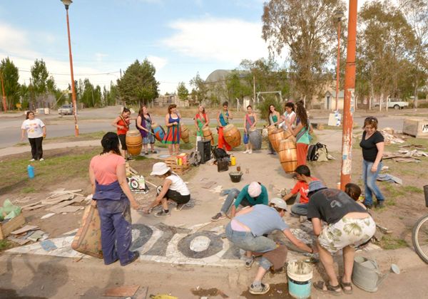 Vecinos de Fernández Oro restauran la plazoleta Otoño