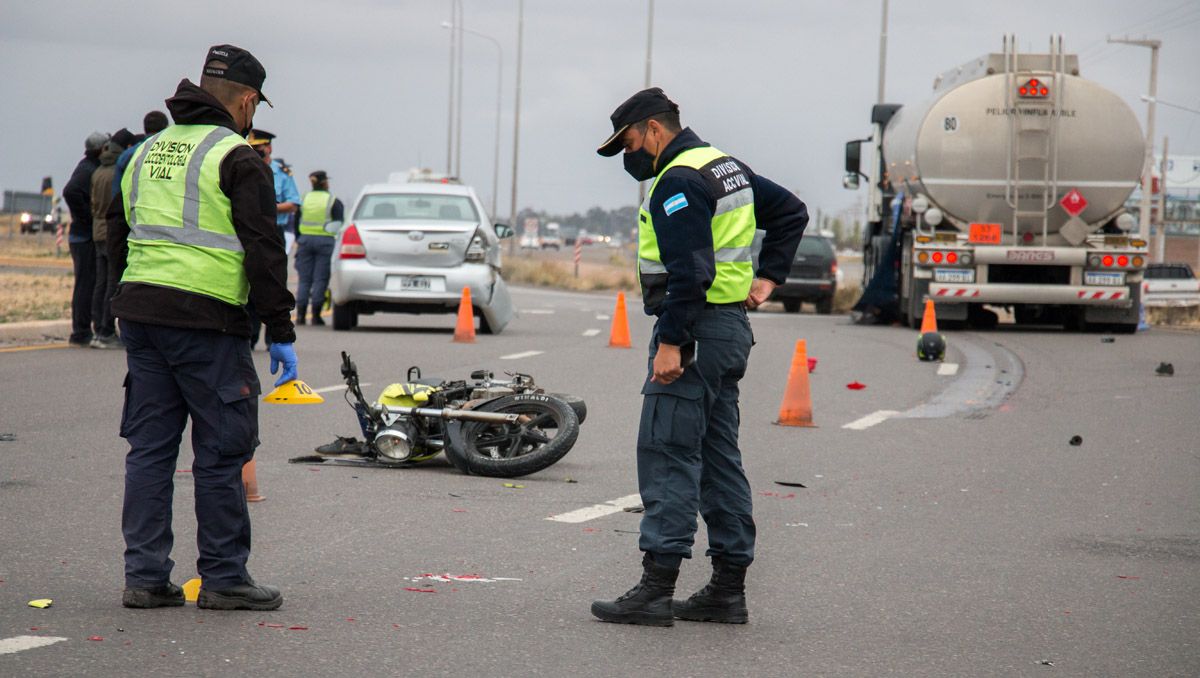 Un motociclista murió al chocar contra un camión