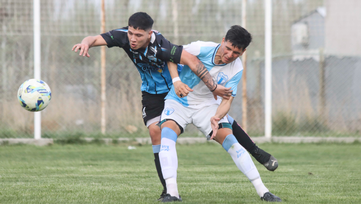 La Amistad y Pillmatún, en el último partido que jugaron por la Liga Confluencia. Foto: Anahí Cárdena&nbsp;
