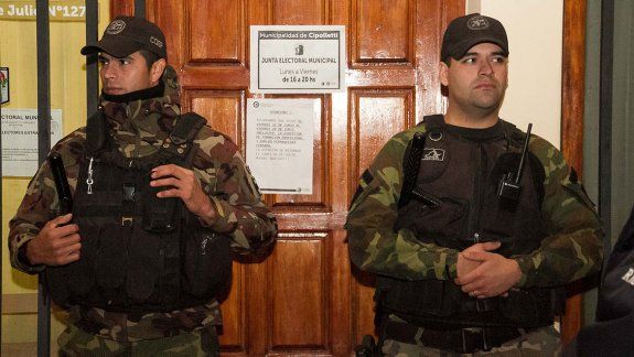 Piquete de políticos en la puerta de la Junta Electoral Municipal