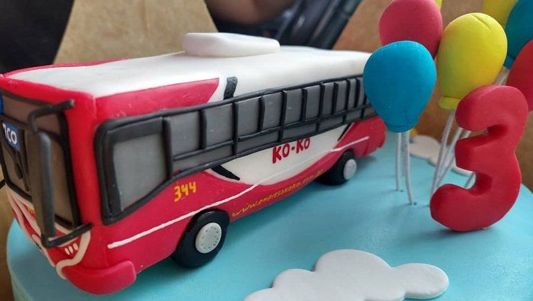Mirko se emocionó al recibir la torta con una replica exacta de un colectivo Koko.