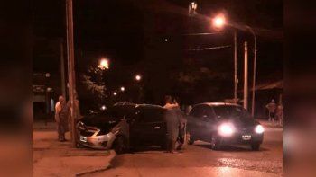 por esquivar un auto, choco contra un poste de luz