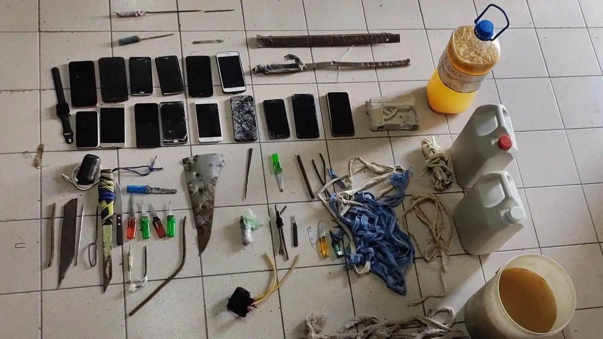 Celulares, facas y litros de pajarito encontraron en la cárcel de Roca durante una requisa.&nbsp;