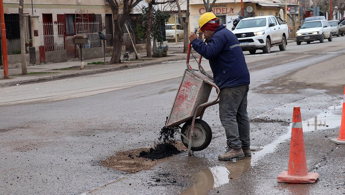 Comenzaron a tapar los pozos que dejó la lluvia en toda la ciudad