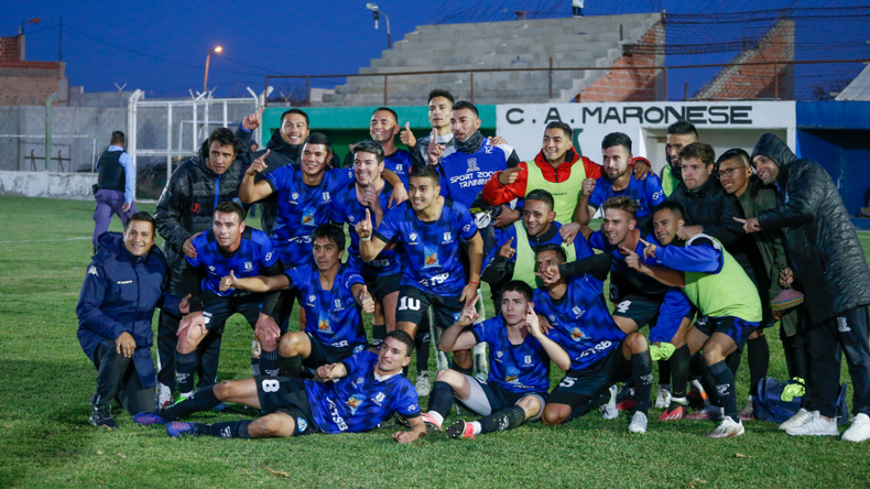 El plantel de Deportivo Rincón y su festejo en la cancha de Maronese. Fotos: Omar Novoa 