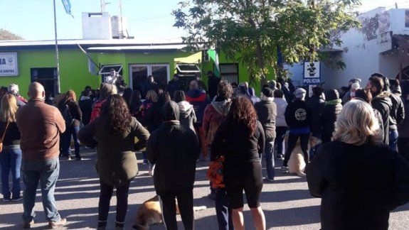 Escrachan al acusado de un violento asalto en Las Grutas