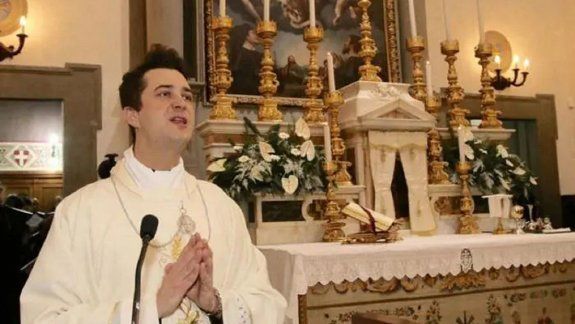 Condenan al sacerdote que robó para financiar orgías