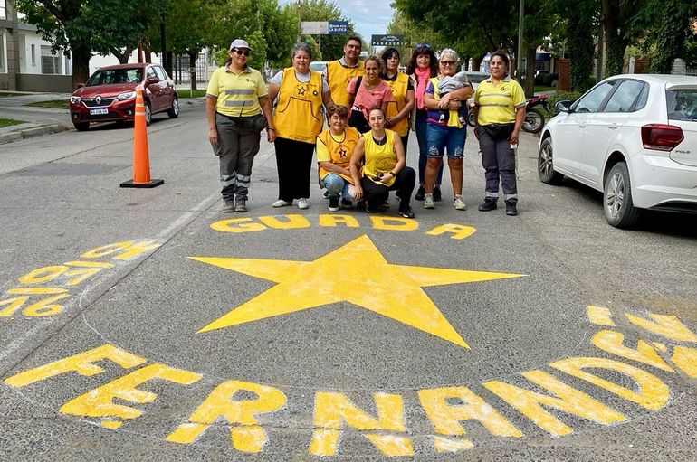 El municipio de Cipolletti acompañó el pintado de la estrella amarilla en la calle Toschi. 