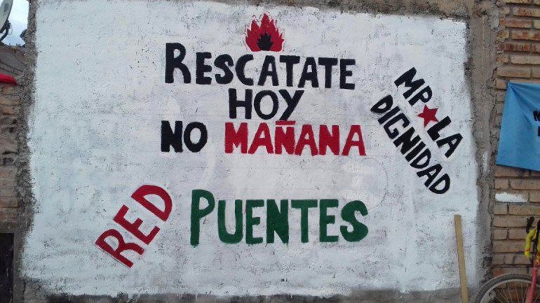 La casa de la Red Puentes resiste ataques y sigue adelante.