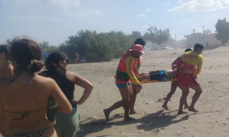 Dramático rescate en una reconocida playa de Río Negro: un joven estuvo a punto de ahogarse