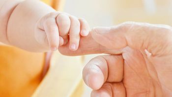 El juzgado de Familia de Cipolletti autorizó el cambio de identidad para que el bebé no lleve el apellido del abuelo. 