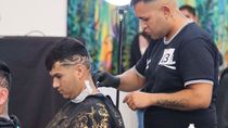 Alumnos de un curso de barbería realizan cortes de pelo gratis.