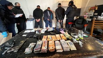Tres hombres quedaron detenidos tras los allanamientos en Ferri. Los acusan por un hecho de abuso de armas, pero también les encontraron drogas y dinero.&nbsp;