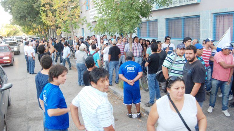 La lista Azul movilizó colectivos llenos de afiliados hasta la sede central del sindicato.