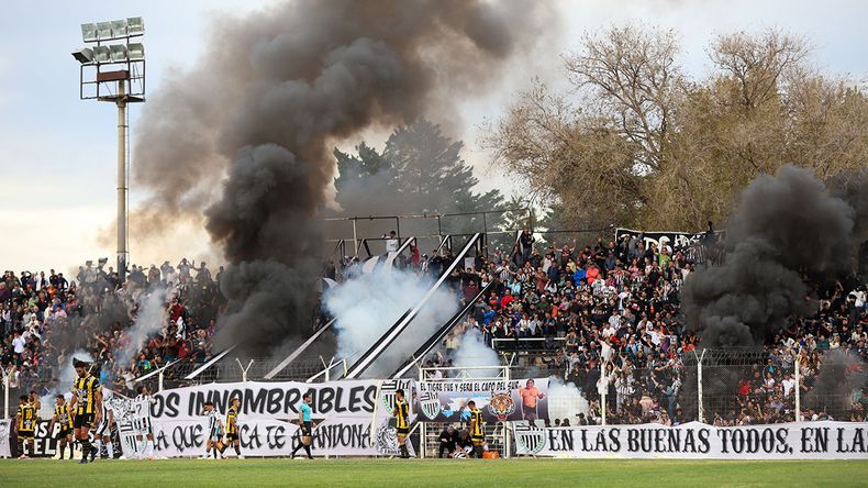 Las tribunas del estadio de la calle Ohiggins a pleno el último domingo. 