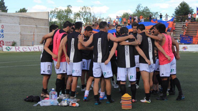 Cipo tiene fecha libre el domingo y Villa Mitre visita a Independiente en La Chacra. El Albinegro le prende velas al Rojo neuquino. &nbsp;