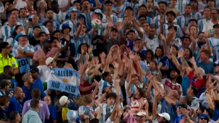 La bandera con la inscripción Allen Río Negro apareció en la pantalla durante el Argentina 3-Argelia 0.