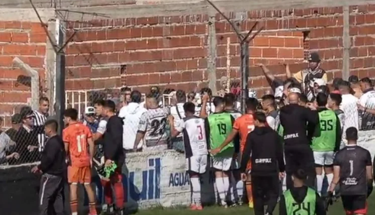 La brutal agresión de barrabravas a dirigentes y jugadores rivales