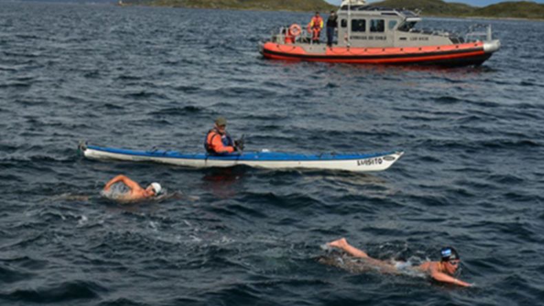 Los 34 expertos en natación con frío extremo se fueron relevando para cubrir un trayecto de 15 kilómetros, entre Chile y Tierra del Fuego.