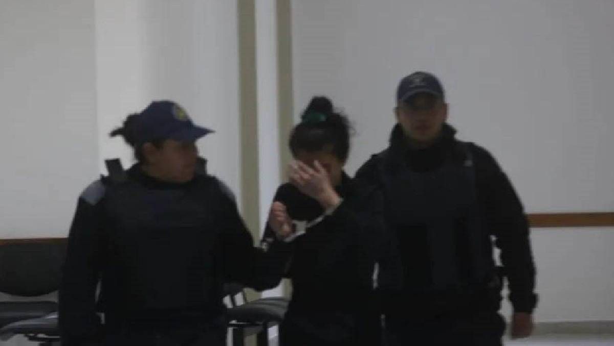 El momento en que entra la acusada a los tribunales de Roca. Fue imputada y quedó en prisión preventiva. Foto: AN Roca.&nbsp;
