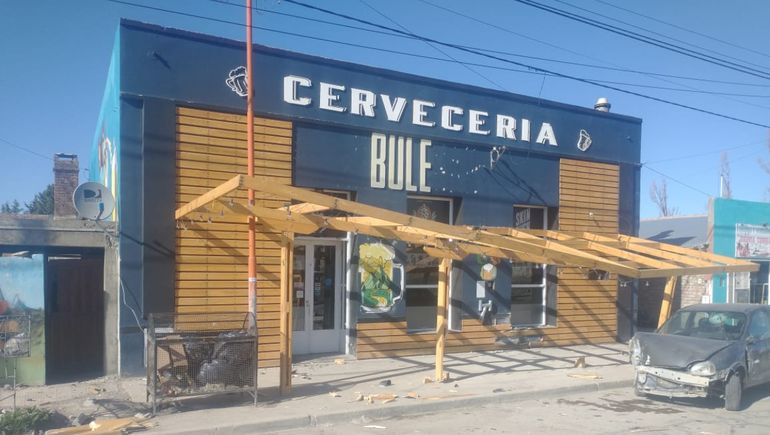 Borracho se metió a un bar con su auto y le pidió selfies a los policías