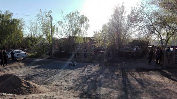 asesinaron a un joven de un disparo en el cuello a pocos metros de la policia en roca