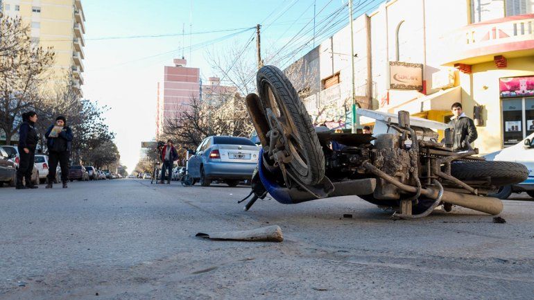Una moto y un auto chocaron en la céntrica esquina de Yrigoyen y Belgrano.