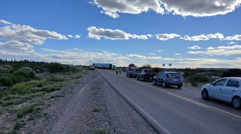 El camión que quedó atravezado en la ruta 22 tras el choque y las interminables filas en la zona.
