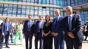 El gobernador de Río Negro, Alberto Weretilneck acompañó la inauguración del Instituto Vaca Muerta en Neuquén.