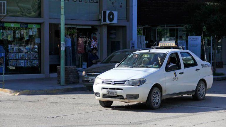 Los taxistas cipoleños aguardan con expectativa el incremento que fijará el gobierno municipal. Se espera impactar lo menos posible en los bolsillos.