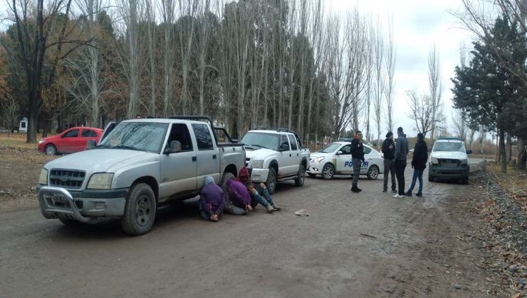 Habían robado una camioneta en Neuquén y fueron detenidos en la Isla Jordán