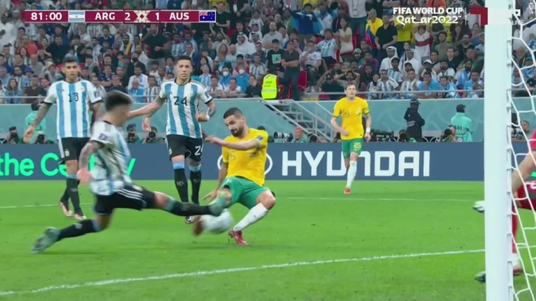 Las milagrosas salvadas del Dibu en la última y de Lisandro poco antes