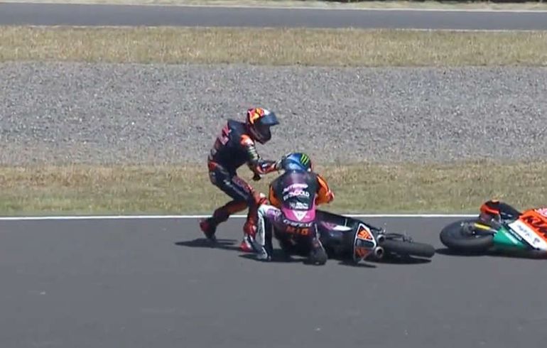 A lo Will Smith: un piloto de Moto3 cacheteó a un rival