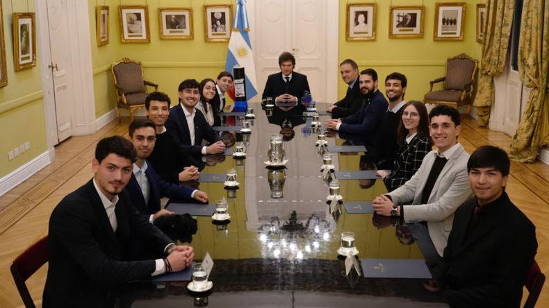 Orgullo argentino: estudiantes ganaron un certamen respaldado por la NASA y fueron recibidos por Javier Milei
