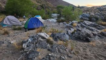 encontraron sano y salvo al empresario minero de zapala: estaba de pesca en el rio catan lil.