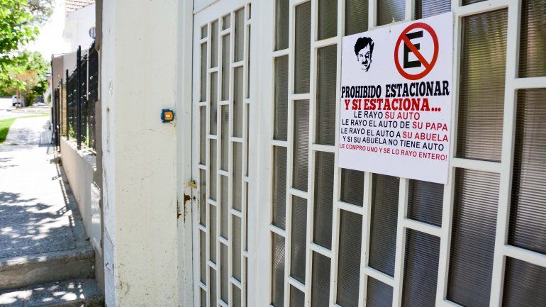 Acudió a Pablo Escobar para evitar que le estacionen en su garaje en Neuquén