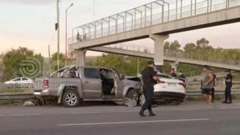 La camioneta impactó contra el lateral izquierda del taxi, que intentó cruzar la ruta. 