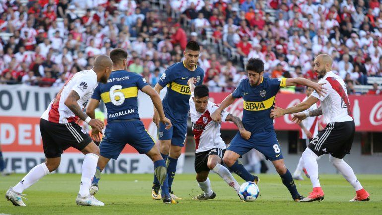 Boca le ganó 2 a 1 a River en el Superclásico: ambos equipos jugaron con uno menos