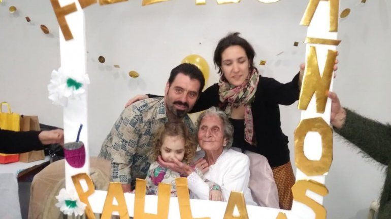 Doña Paula celebró sus 100 años de vida junto con sus seres queridos.