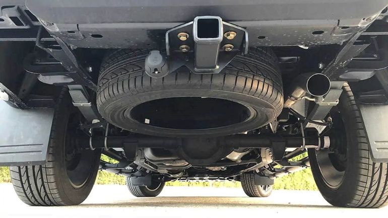 Así va originalmente la rueda de auxilio de las Amarok. 