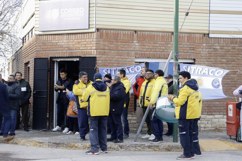 Los trabajadores que se quedarían sin trabajo recibieron el apoyo del Sindicato. Foto Anahí Cárdena.