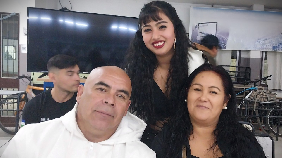 La pareja volvió al colegio secundario por el acto del 25 de mayo de su hija Eluney.&nbsp;