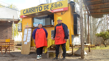 Narella y Elvis, en el carrito de la ruta 151 que atienden antes de ir a cursar.