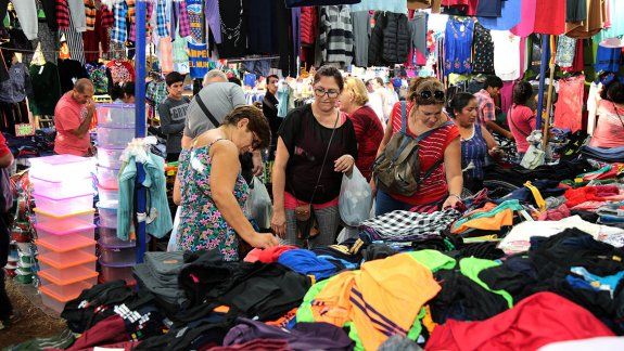 Volvió la polémica feria y provocó el enojo de comerciantes de la zona